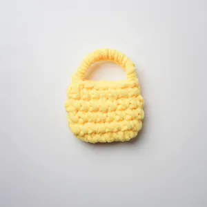 Mini bolsa para auriculares hecha a mano en hilo amarillo grueso, textura suave