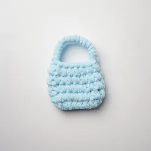Detalle de mini bolsa para auriculares de chenilla azul hecha a mano