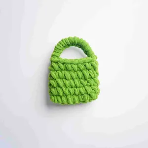 Primer plano de una mini bolsa para auriculares hecha a mano de punto verde lima