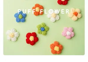 Nahaufnahme von farbenfrohen handgemachten Häkel-Puffblumen für Kleidung