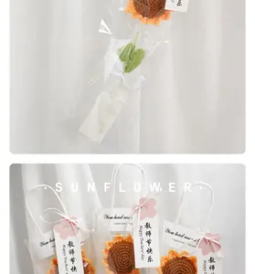 Makrodetail eines handgehäkelten Sonnenblumenstraußes in eleganter Geschenkverpackung