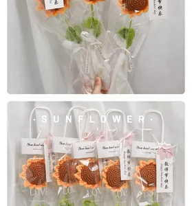 Detailansicht handgefertigter Häkel-Sonnenblumensträuße mit eleganter Geschenkverpackung