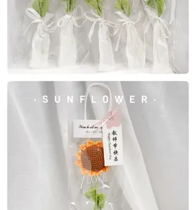 Detailansicht von handgefertigten Häkel-Sonnenblumensträußen in eleganter Geschenkverpackung