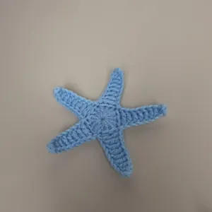 Macro view van een lichtblauw handgemaakte gehaakte zeester tas accessoire textuur