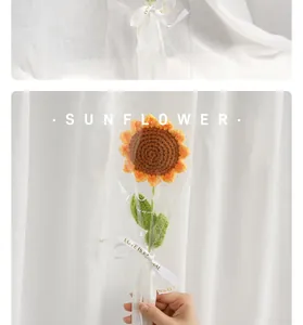 Nahaufnahme von handgemachtem Häkel-Sonnenblumenstrauß mit weißer Schleife