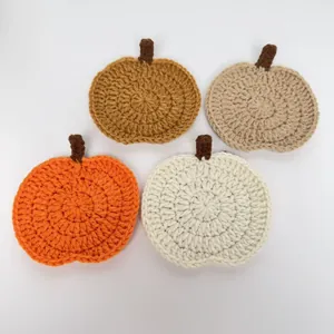 Set di sottobicchieri a forma di zucca all'uncinetto fatti a mano in vari colori