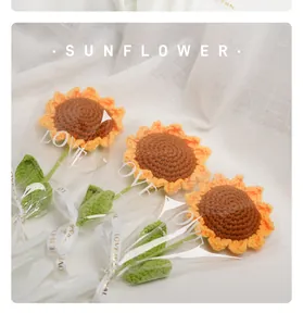 Detail eines handgestrickten Sonnenblumenstraußes mit eleganter LOVE-Verpackung für Geschenke