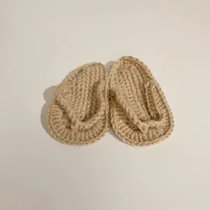 Detailansicht handgefertigter gehäkelter Baby-Flip-Flops für Neugeborenen-Fotografie