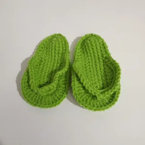Detailansicht von handgehäkelten grünen Baby-Flip-Flops für die Neugeborenenfotografie