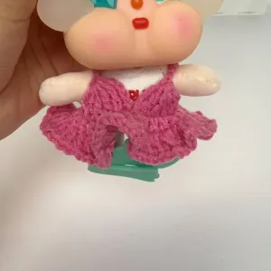 Detailansicht eines handgestrickten rosa Häkel-Bikinis für Crybaby-Puppen-Sammelfiguren