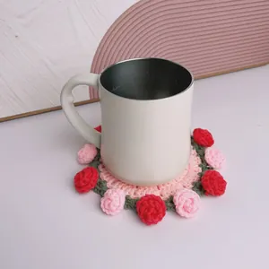 Primo piano di sottobicchiere all'uncinetto con una tazza bianca