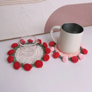 Vista dettagliata di sottobicchieri fatti a mano all'uncinetto con rose per regali creativi