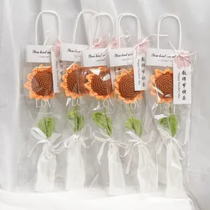 Handgefertigter gehäkelter Sonnenblumenstrauß als Geschenk für Lehrer oder Abschluss.