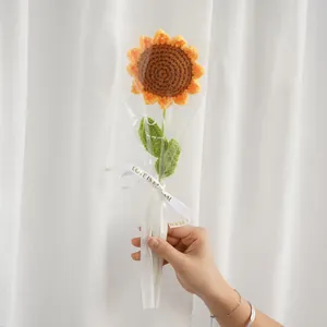 Handgefertigter gestrickter Sonnenblumenstrauß als Geschenk für Geburtstag oder Abschluss.