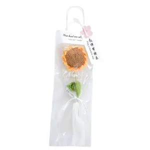 Handgemachter gehäkelter Garn-Sonnenblumenstrauß in einer transparenten Geschenktüte