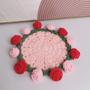 Vista dettagliata del sottobicchiere all'uncinetto fatto a mano con rose tessute