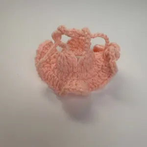 Detailansicht eines handgefertigten rosa Häkel-Bikini-Sets für kleine Sammelpuppen