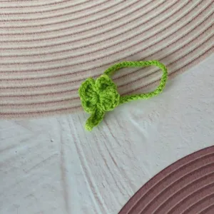 Handgemachter grüner Häkel-Glücksklee-Anhänger für Schlüssel oder Tasche als Geschenk
