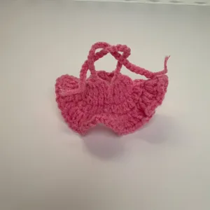 Detaillierte Ansicht eines rosa handgehäkelten Bikinis für Crybaby-Puppenzubehör