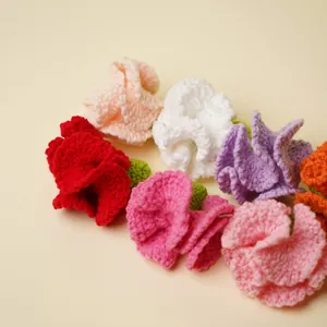 Handgemaakte kleurrijke gehaakte anjerbloemhoofdjes voor doe-het-zelf handwerk