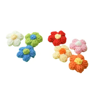 Bunte handgemachte gehäkelte Puffblumen auf weiß