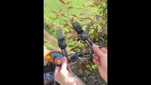 Primo piano di robusti ganci neri multifunzionali per passeggino tenuti in mano
