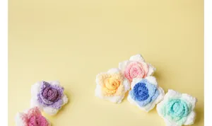 Grupo de cabezas de rosas hechas a mano a ganchillo para manualidades y accesorios de ropa