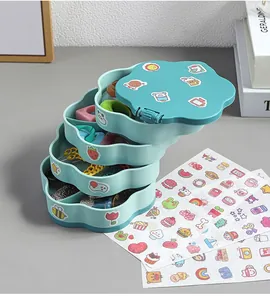 Detalle del organizador de joyas giratorio de 4 niveles en color cian con pegatinas.