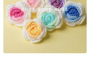 Detalle macro de rosas tejidas a crochet hechas a mano para accesorios de ropa DIY
