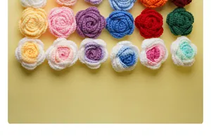 Vista detallada de cabezas de rosas de ganchillo hechas a mano para manualidades DIY