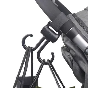 Dettaglio di un gancio universale per passeggino con robusta cinghia in velcro regolabile.