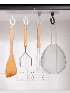 Rotierende Decken-Klebehaken halten verschiedene Küchenutensilien unter einem Schrank.