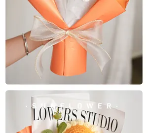 Detailopname van een handgemaakt gebreid zonnebloemboeket met oranje verpakking