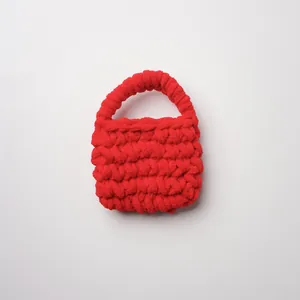 Bolsita roja hecha a mano de lana gruesa para auriculares