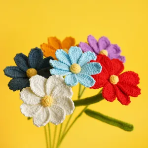 Bouquet di fiori di cosmo all'uncinetto fatti a mano in lana multicolore su sfondo giallo