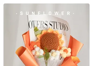 Detailopname van handgemaakt gehaakt zonnebloemboeket in decoratief oranje en wit inpakpapier.