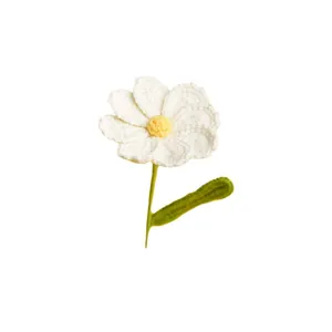 Elegante fiore di margherita Cosmos lavorato a mano in lana su uno sfondo bianco minimalista