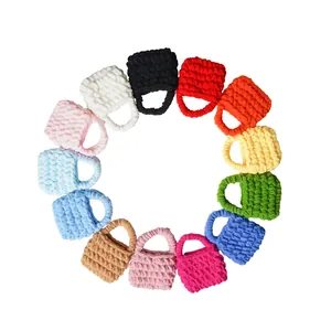 Mini fundas para auriculares de hilo grueso hechas a mano dispuestas en círculo