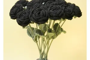 Primer plano detallado de un ramo de rosas negras de ganchillo para decoración de estilo gótico