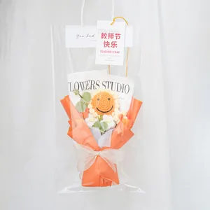 Handgemaakt gehaakt zonnebloemboeket in oranje verpakking als cadeau voor de dag van de leraar