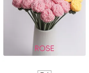 Nahaufnahme von handgestricktem rosa und gelbem Häkelrosenstrauß in weißer Vase.