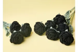Primer plano de rosas negras hechas a mano a ganchillo para decoración gótica y fotos