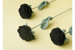 Vista detallada de rosas de ganchillo negras hechas a mano para decoro gótico