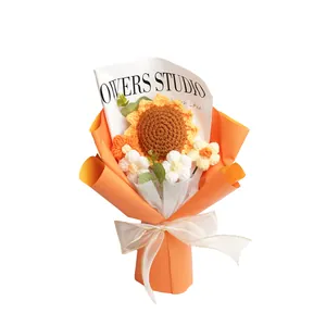 Handgebreid zonnebloemboeket met oranje wikkel en wit lint voor geschenk