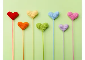Flores de corazón tejidas a mano coloridas en tallos para arreglos de ramos creativos