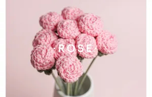 Detaillierte Ansicht eines handgemachten rosa gehäkelten Rosenstraußes in einer Vase