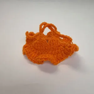 Handgefertigtes orangefarbenes Häkel-Bikini-Set für Puppen mit feinen Rüschendetails
