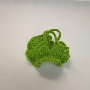 Detaillierte Ansicht eines grünen Häkel-Bikinisets für Crybaby-Puppenzubehör.