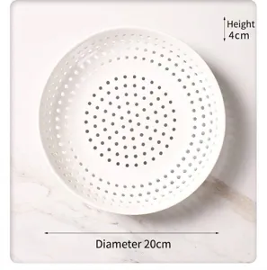 Macro-opname van een witte geperforeerde keramische stoomplaat met een diameter van 20 cm