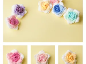 Primer plano de rosas de ganchillo hechas a mano para accesorios de ropa DIY